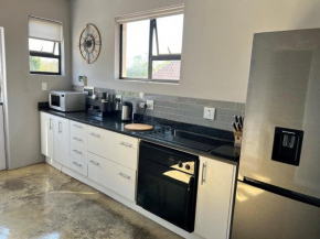 Sleek, Smart Cottage in Douglasdale